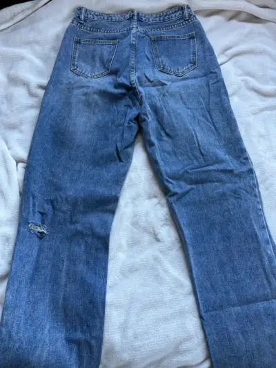 Jeans de mezclilla azul con diseño desgastado - miniatura 3
