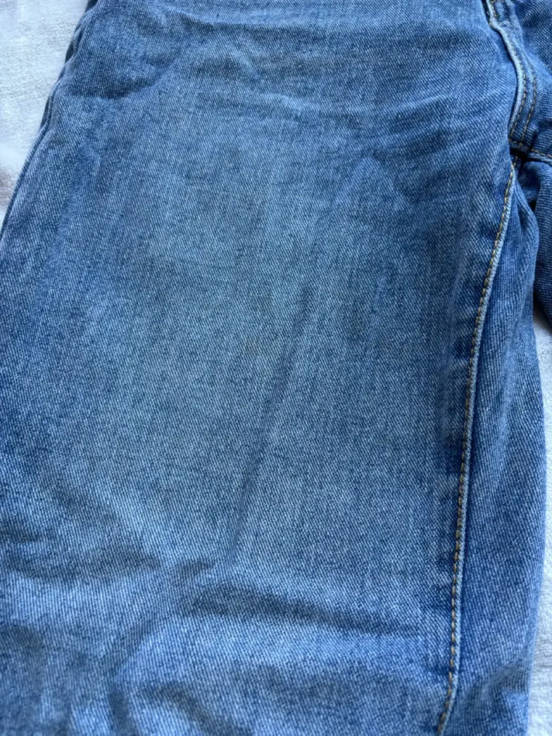 Jeans de mezclilla azul con diseño desgastado - 4