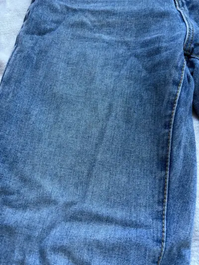 Jeans de mezclilla azul con diseño desgastado - miniatura 4