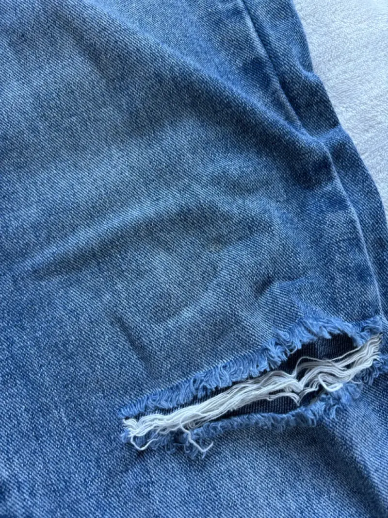 Jeans de mezclilla azul con diseño desgastado - 5