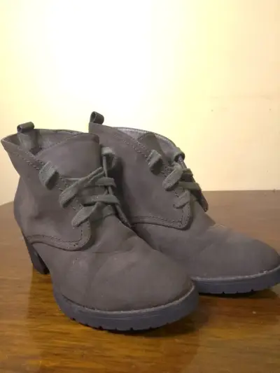 Botines de mujer color gris con tacón - miniatura 1