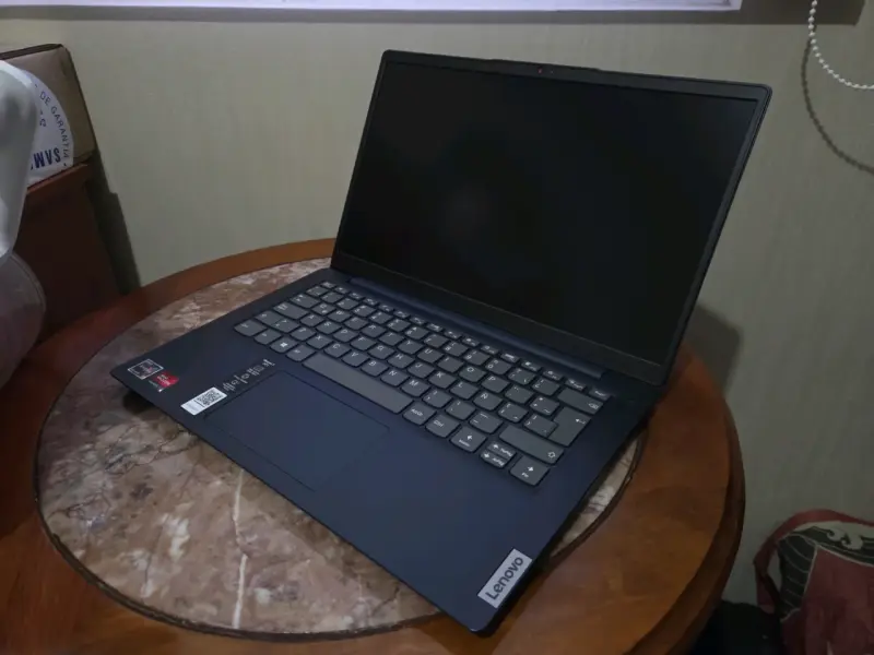 Laptop Lenovo Ideapad 3 con AMD Ryzen 5 - 1