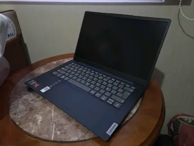 Laptop Lenovo Ideapad 3 con AMD Ryzen 5 - miniatura 1