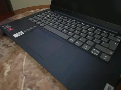 Laptop Lenovo Ideapad 3 con AMD Ryzen 5 - miniatura 2