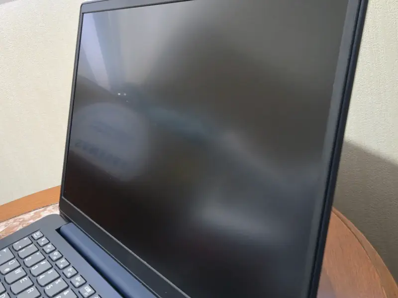 Laptop Lenovo Ideapad 3 con AMD Ryzen 5 - 4