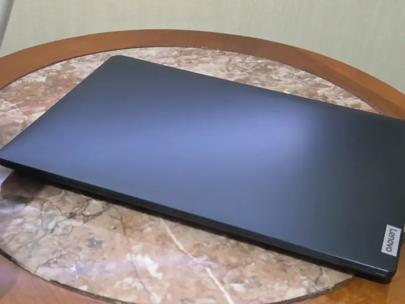 Laptop Lenovo Ideapad 3 con AMD Ryzen 5 - 5