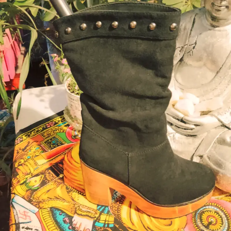 Botas negras de gamuza con tacón de madera - 1