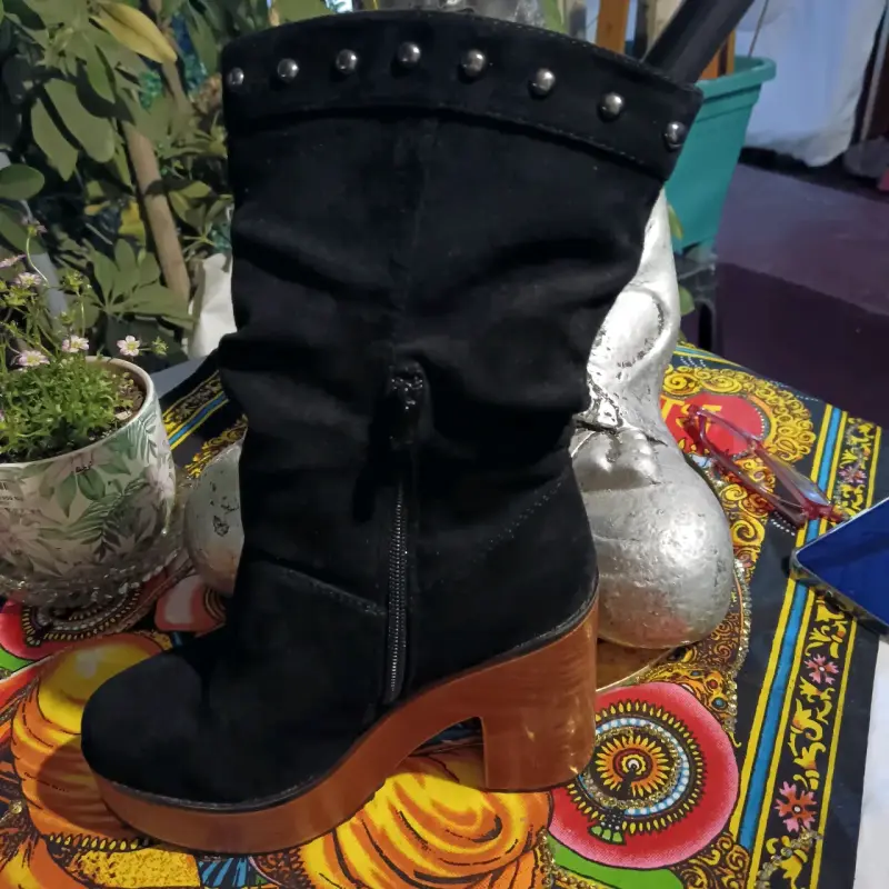 Botas negras de gamuza con tacón de madera - 2