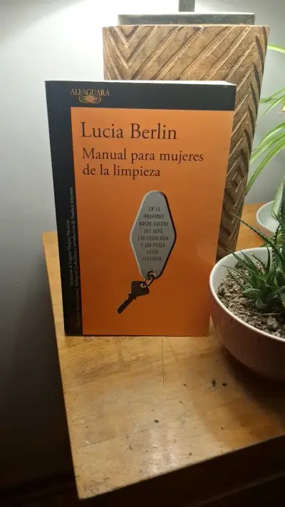 Libro 'Manual para mujeres de la limpieza' de Lucia Berlin - miniatura 1