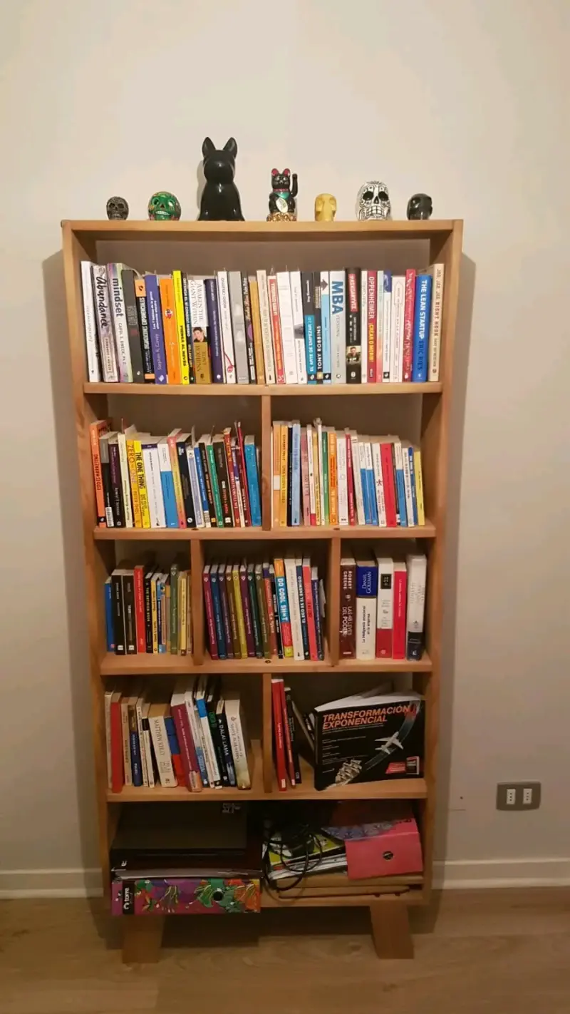 Librero de madera para libros con diseño moderno - 1