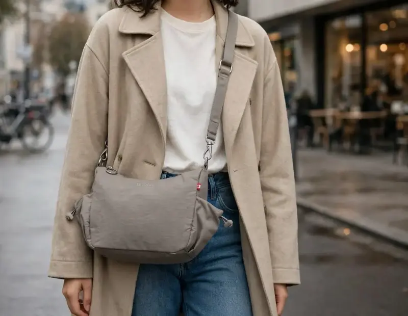 Bolso cruzado gris casual y versátil - 4