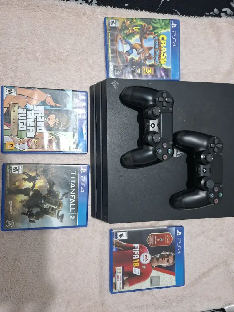 Consola PS4 con juegos y dos controles