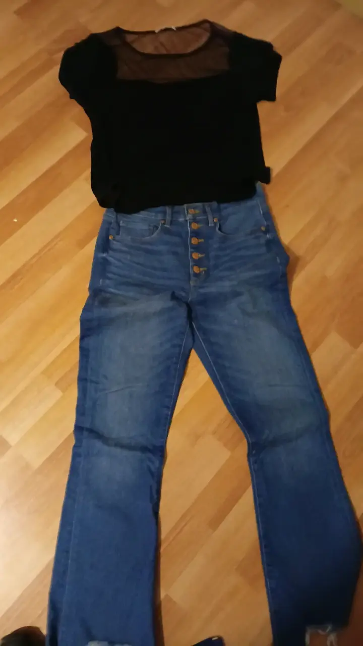Conjunto de blusa negra y jeans azules desgastados - 2