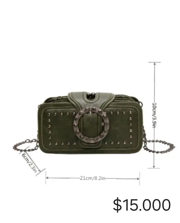 Cartera de cadena verde con detalles metálicos