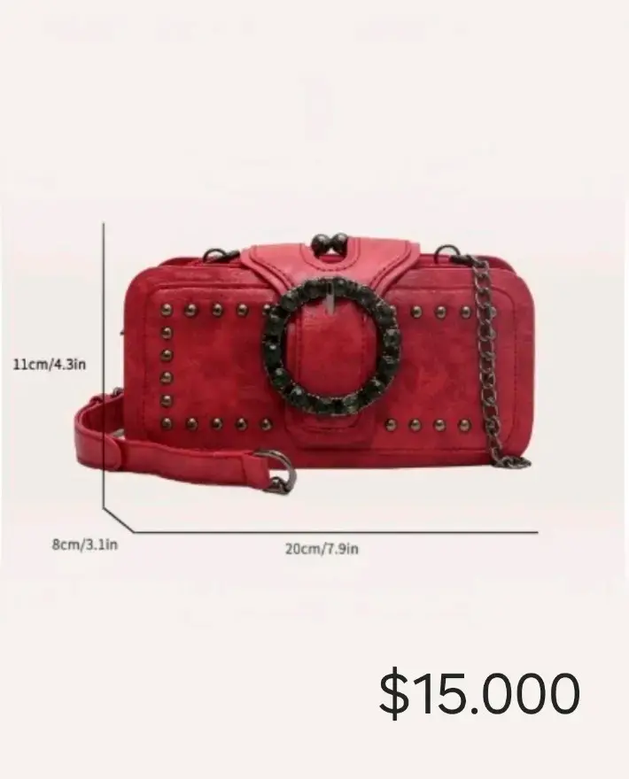 Cartera roja con tachas y cadena