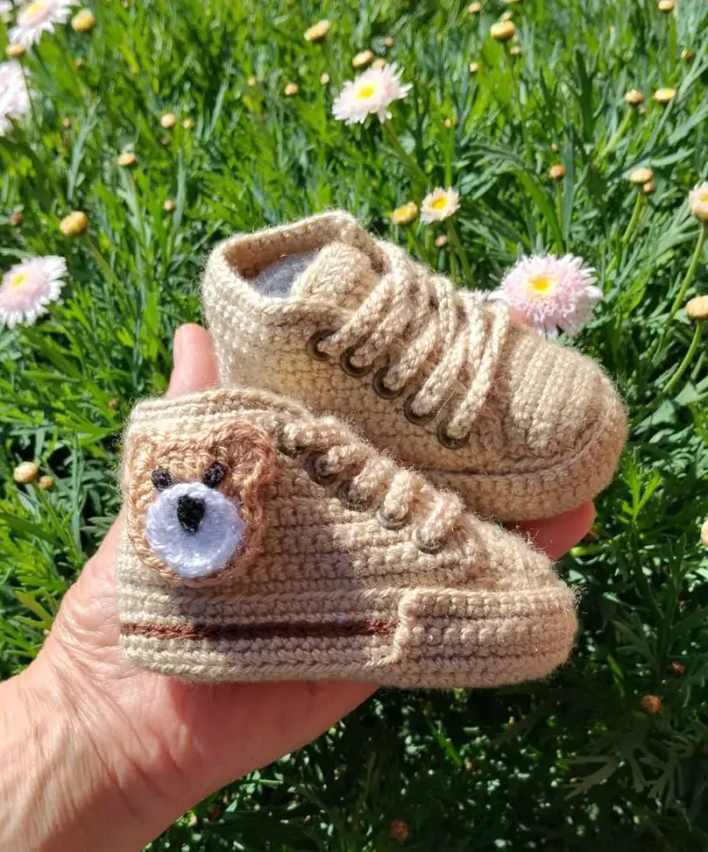 Zapatitos tejidos para bebé con diseño de osito