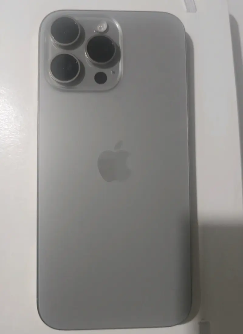 iPhone 16 Pro Max gris en buen estado - 1