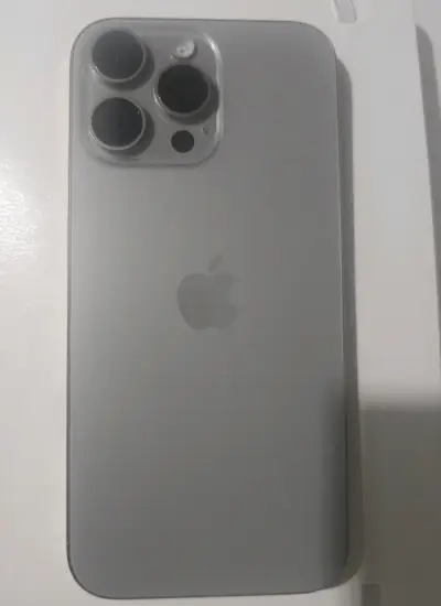 iPhone 16 Pro Max gris en buen estado - miniatura 1