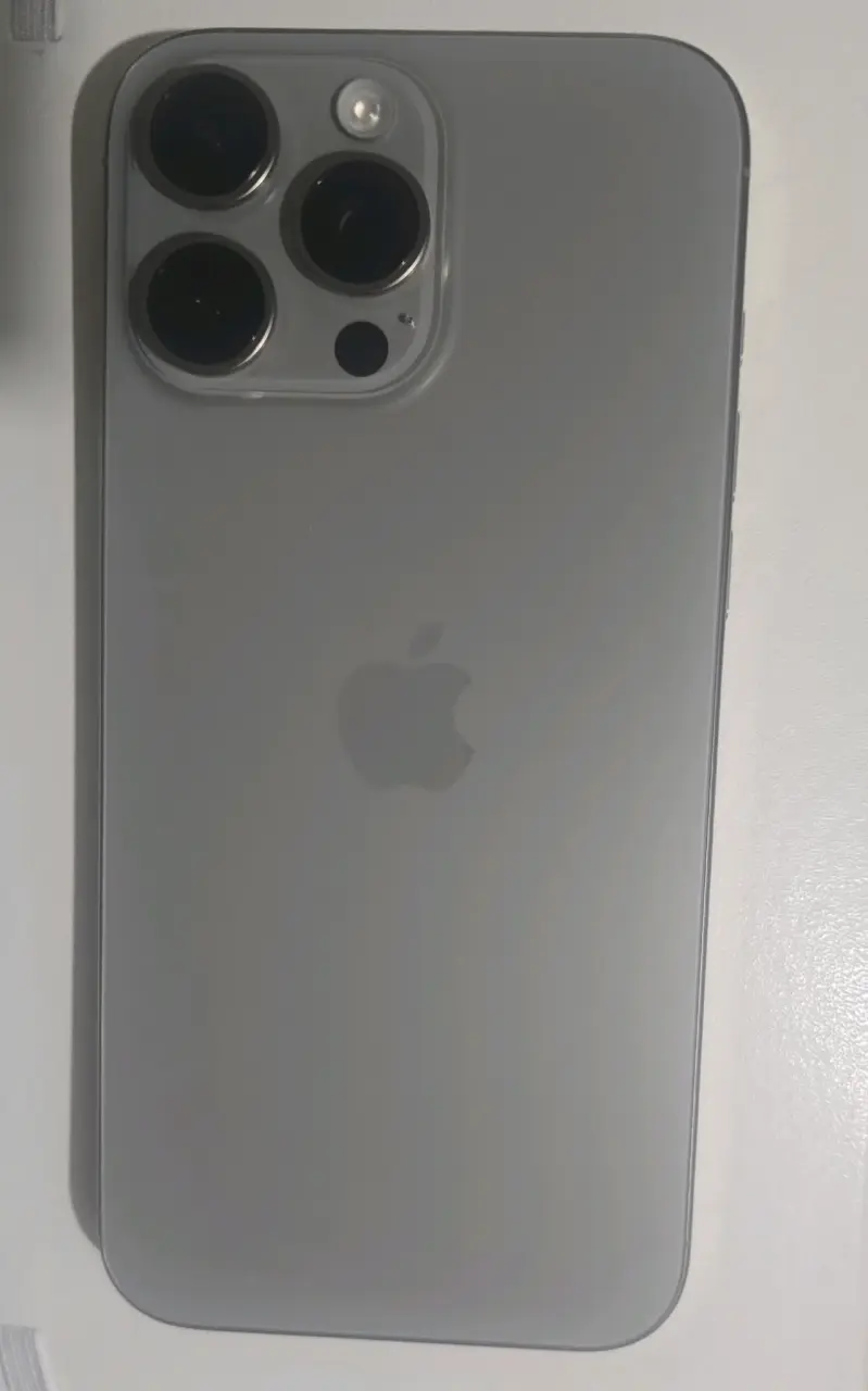 iPhone 16 Pro Max gris en buen estado - 2