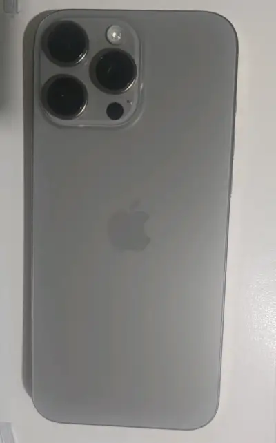 iPhone 16 Pro Max gris en buen estado - miniatura 2