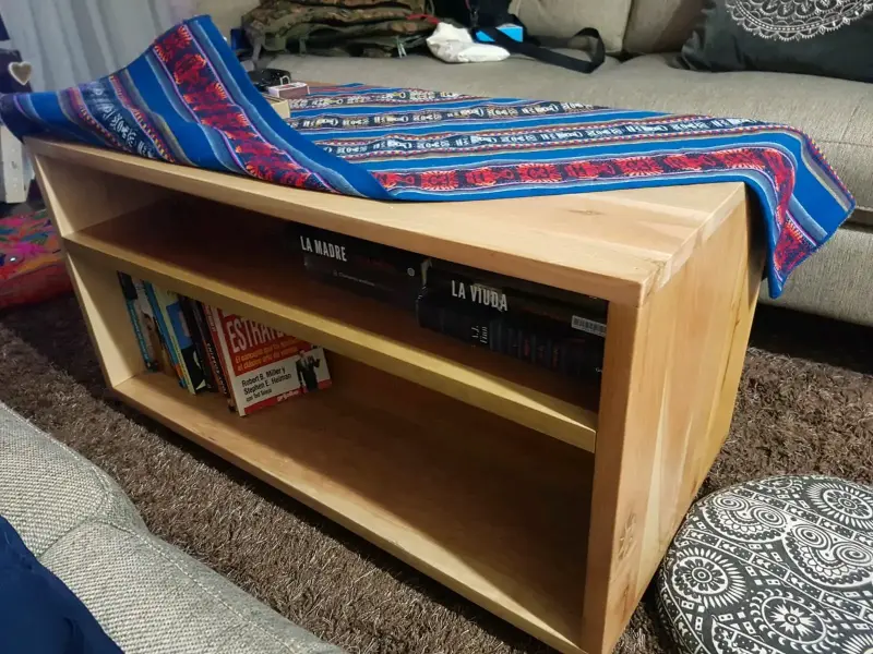 Mesa de centro de madera con estante - 1