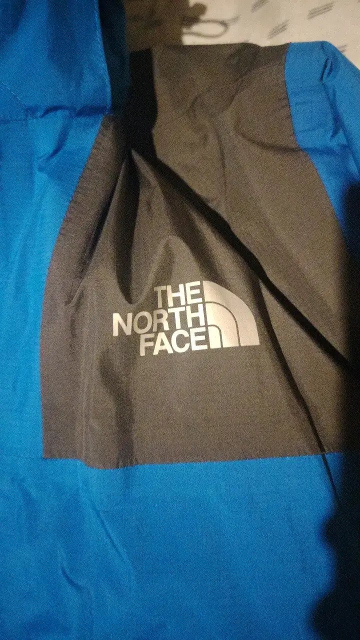 Chaqueta impermeable The North Face azul y negra - 1