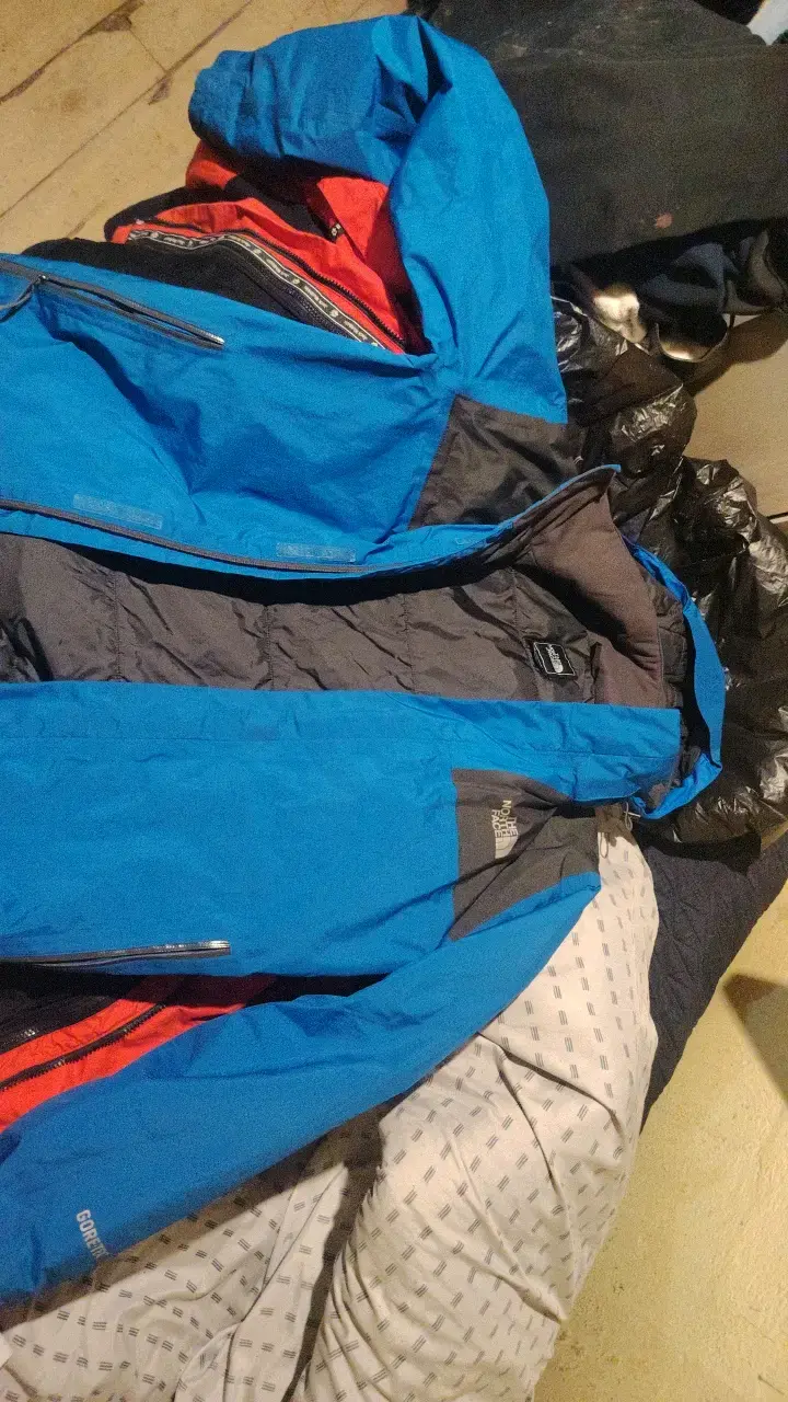 Chaqueta impermeable The North Face azul y negra - 3
