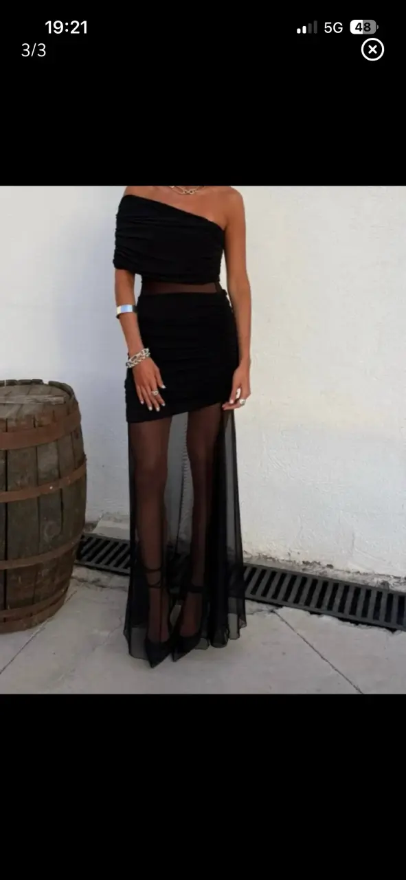 Vestido negro elegante con diseño asimétrico - 3