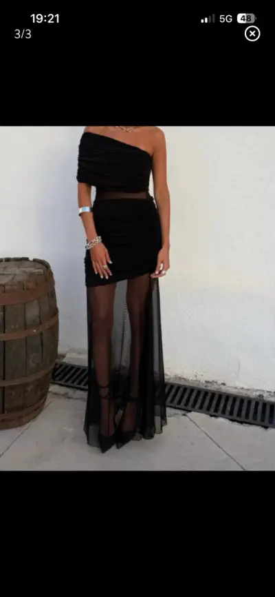 Vestido negro elegante con diseño asimétrico - miniatura 3