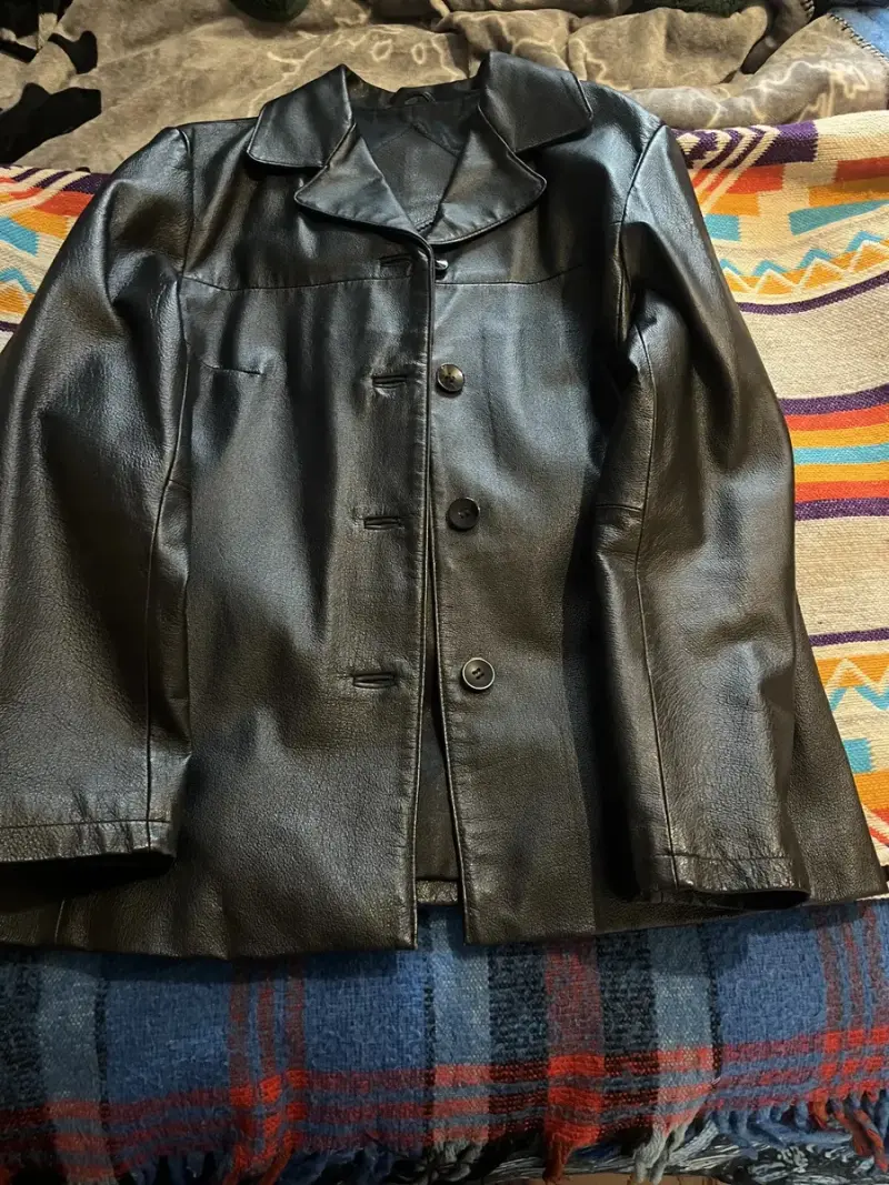 Chaqueta de cuero negra para mujer - 1