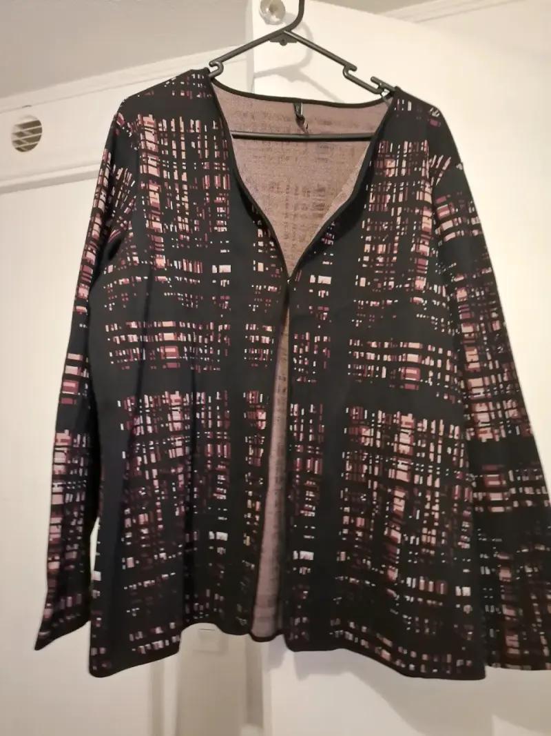 Chaqueta de mujer estampada en tonos oscuros - 1