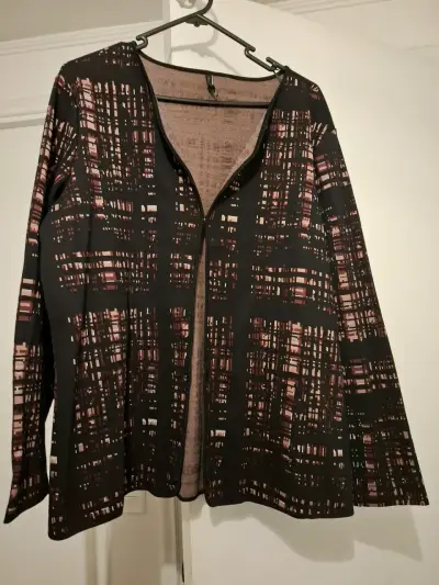 Chaqueta de mujer estampada en tonos oscuros - miniatura 3
