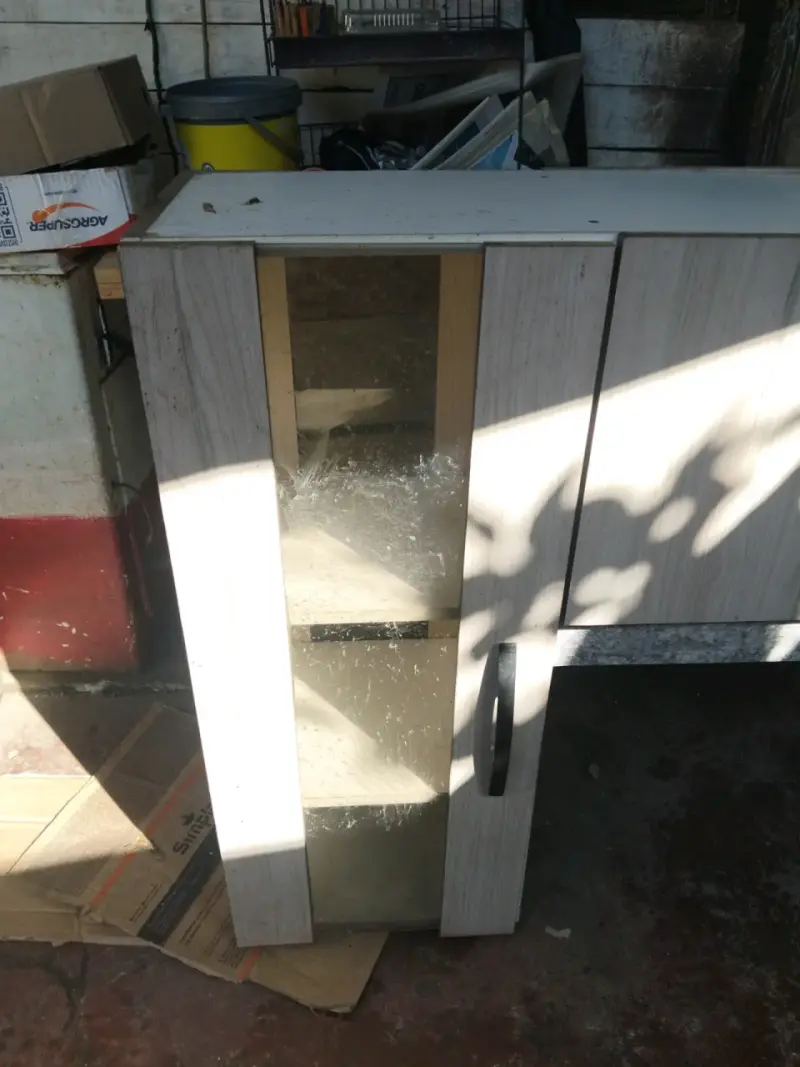 Mueble de cocina con puertas y estantes - 1