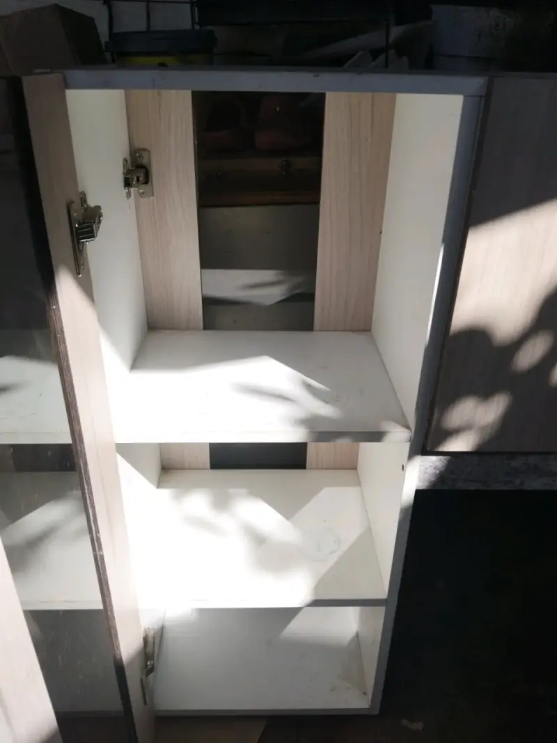 Mueble de cocina con puertas y estantes - 2