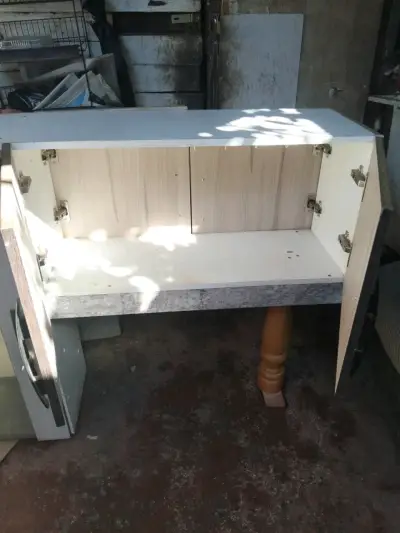 Mueble de cocina con puertas y estantes - miniatura 3