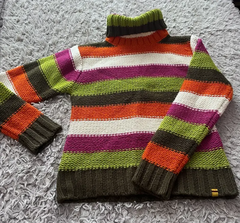 Suéter de rayas multicolor cuello alto - 1