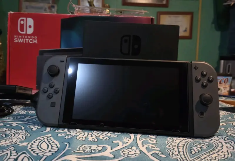 Nintendo Switch gris con juegos y accesorios - 1