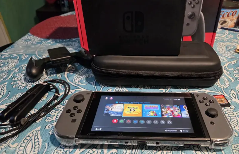 Nintendo Switch gris con juegos y accesorios - 2