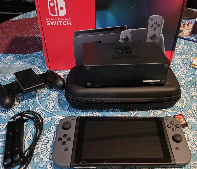 Nintendo Switch gris con juegos y accesorios - 3