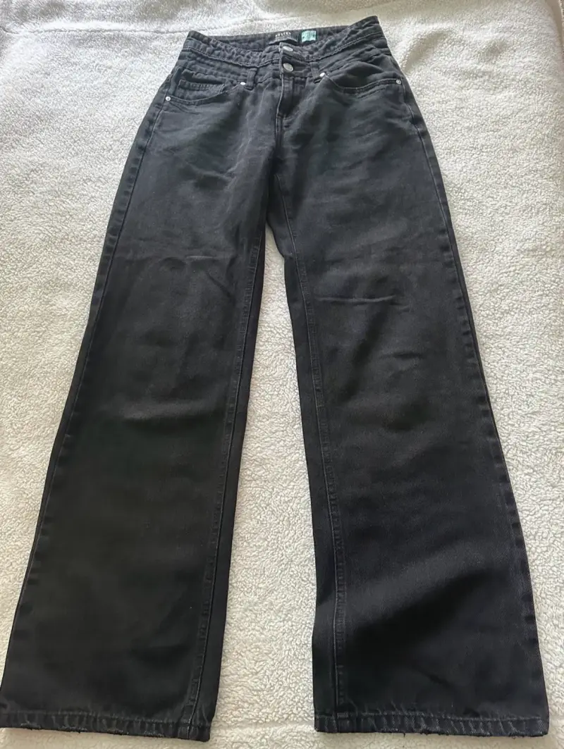 Jeans negros de corte recto para mujer - 2