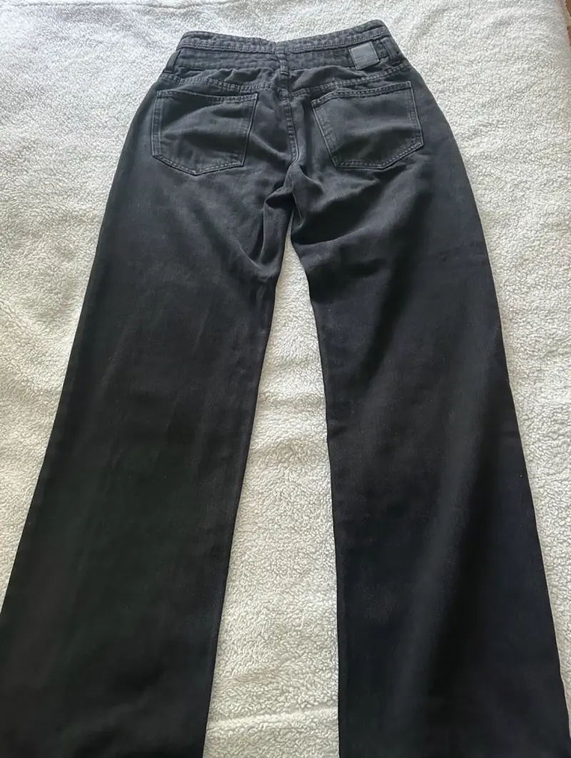Jeans negros de corte recto para mujer - 3