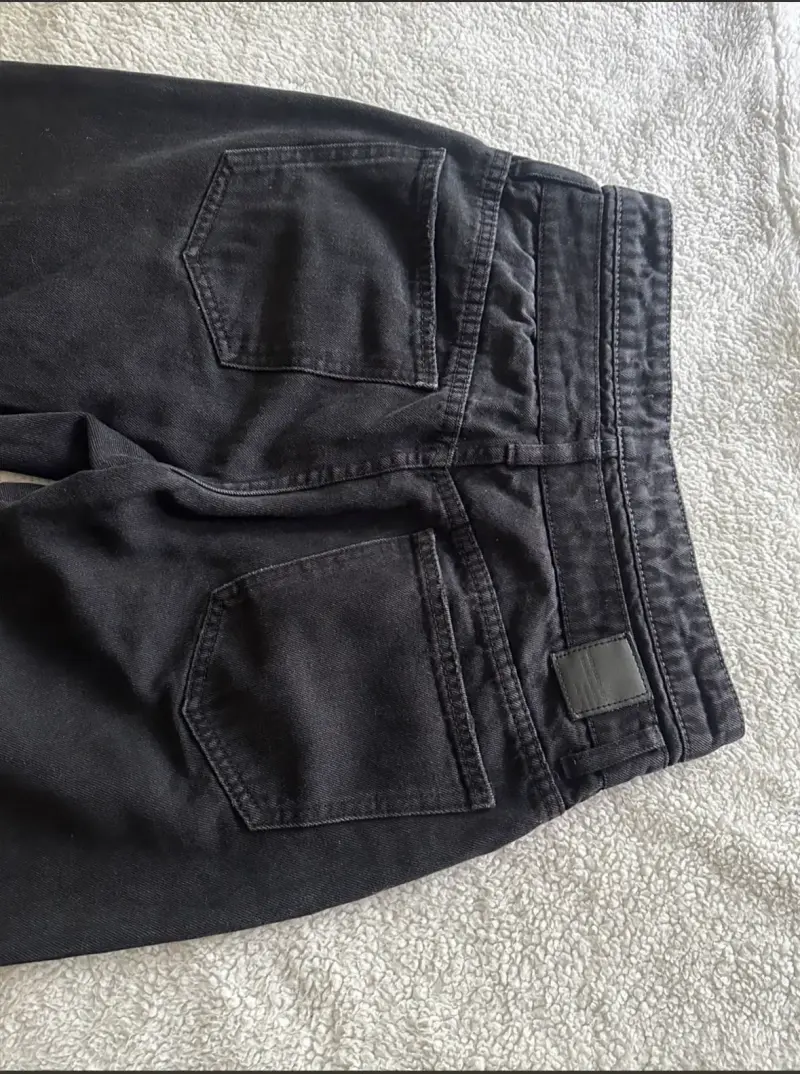 Jeans negros de corte recto para mujer - 4