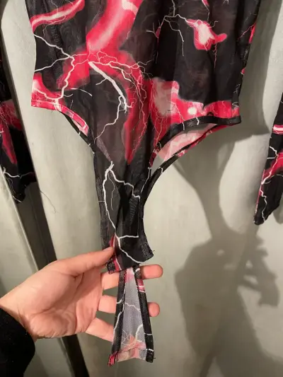 Body de manga larga con diseño de relámpagos - miniatura 1