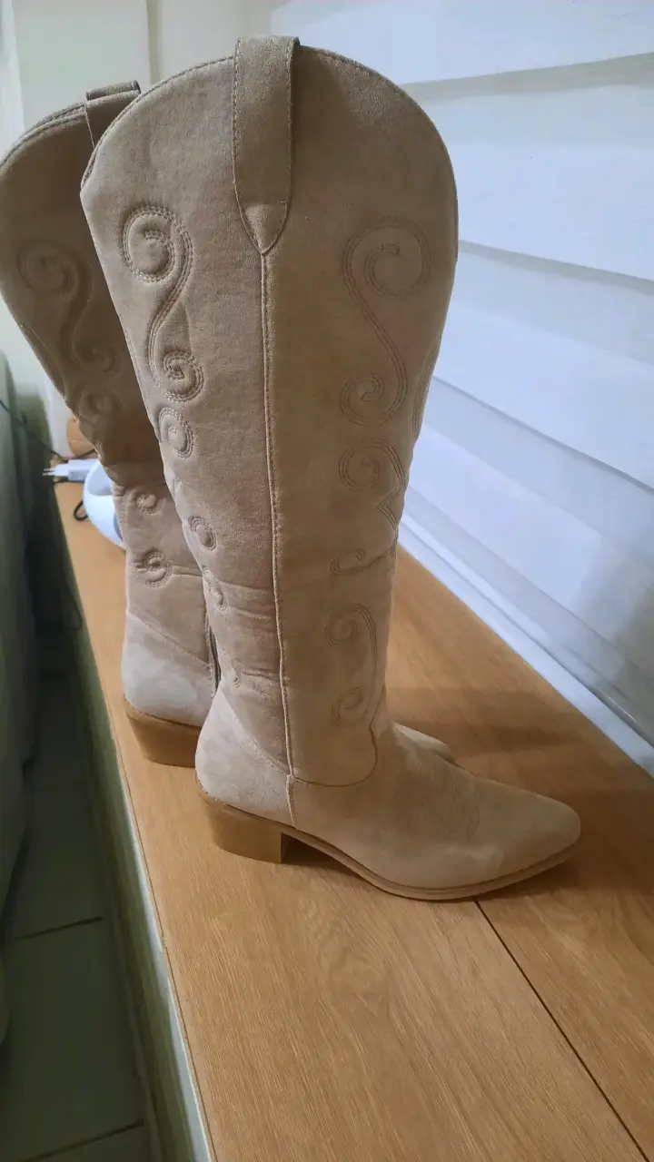 Botas de gamuza beige con diseño bordado - 1