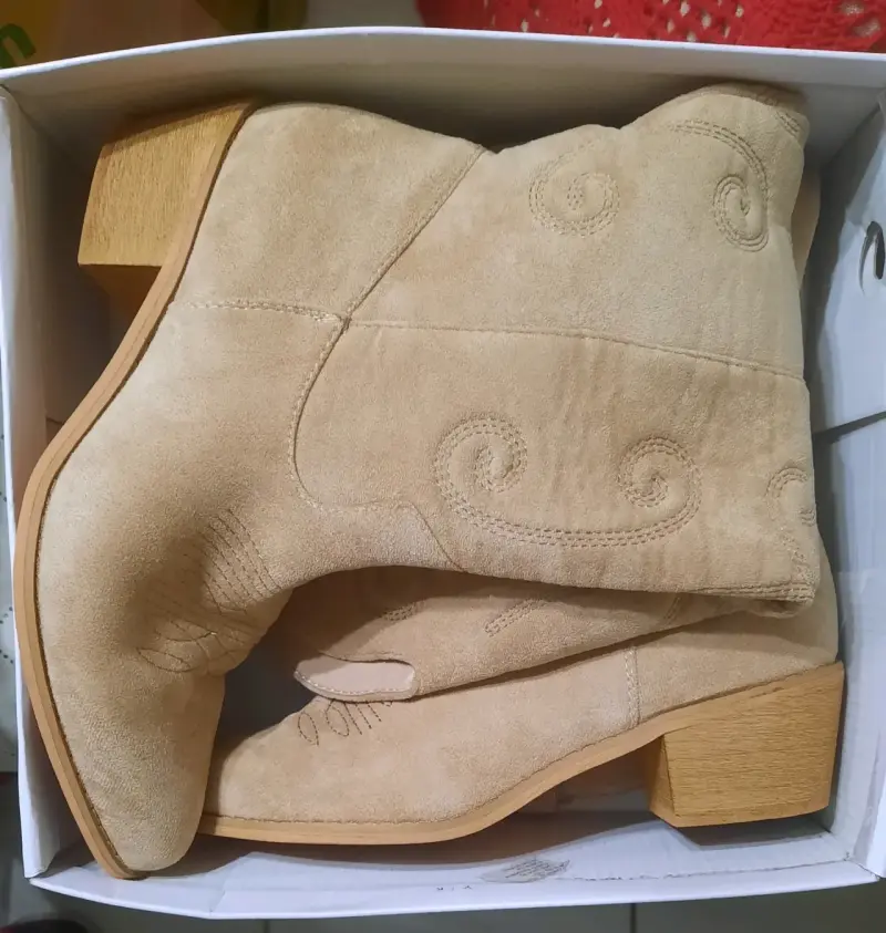 Botas de gamuza beige con diseño bordado - 2
