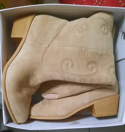 Botas de gamuza beige con diseño bordado - miniatura 2
