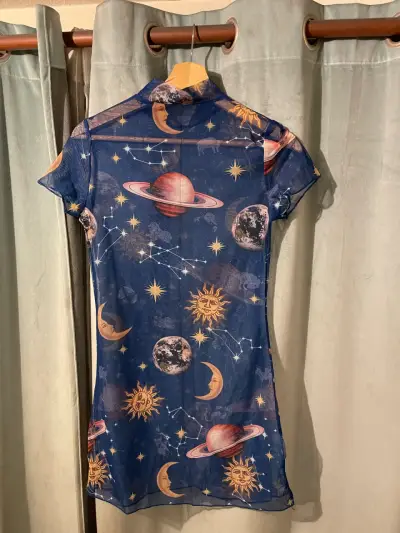 Vestido transparente con estampado de planetas y constelaciones - miniatura 1