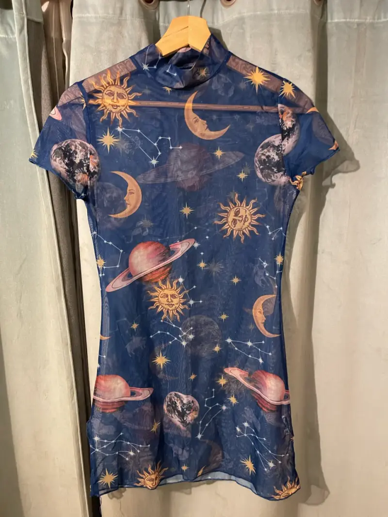 Vestido transparente con estampado de planetas y constelaciones - 2