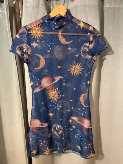 Vestido transparente con estampado de planetas y constelaciones - miniatura 2