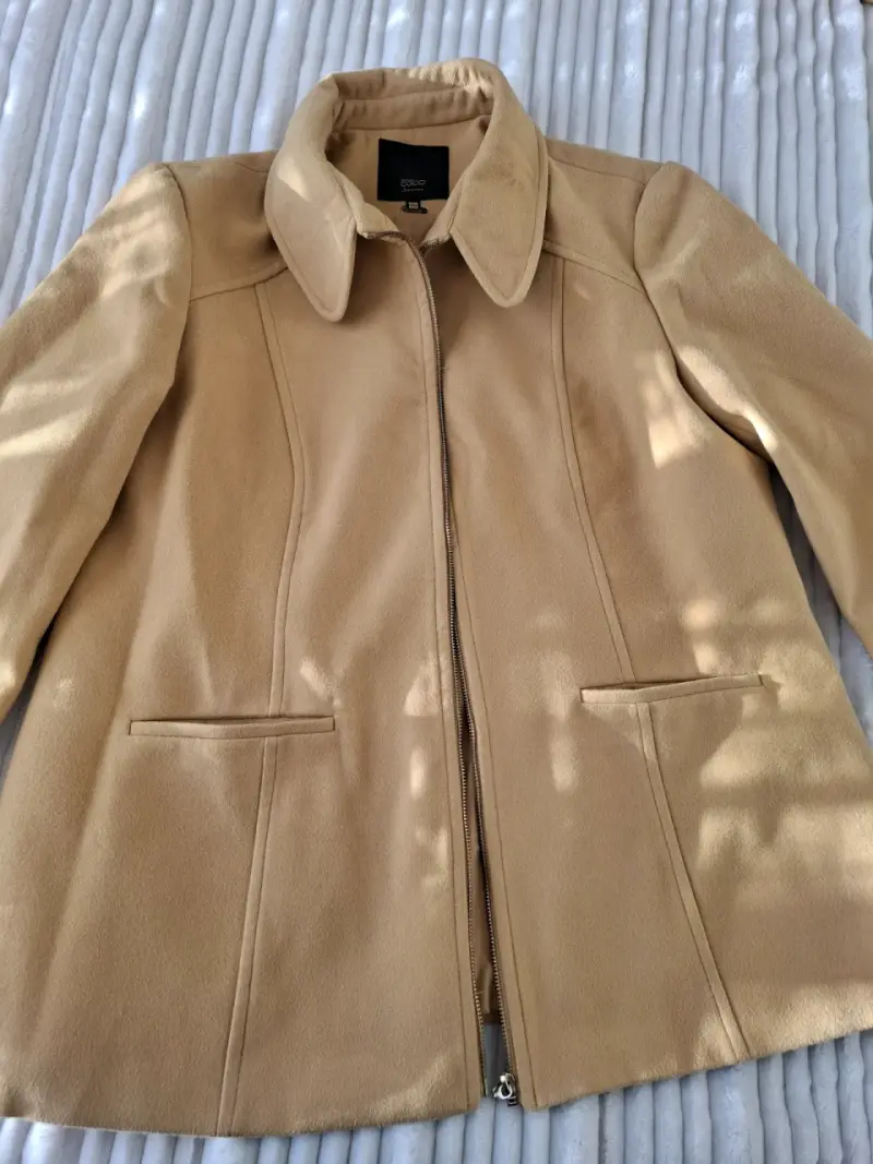 Abrigo de mujer beige con cierre - 1